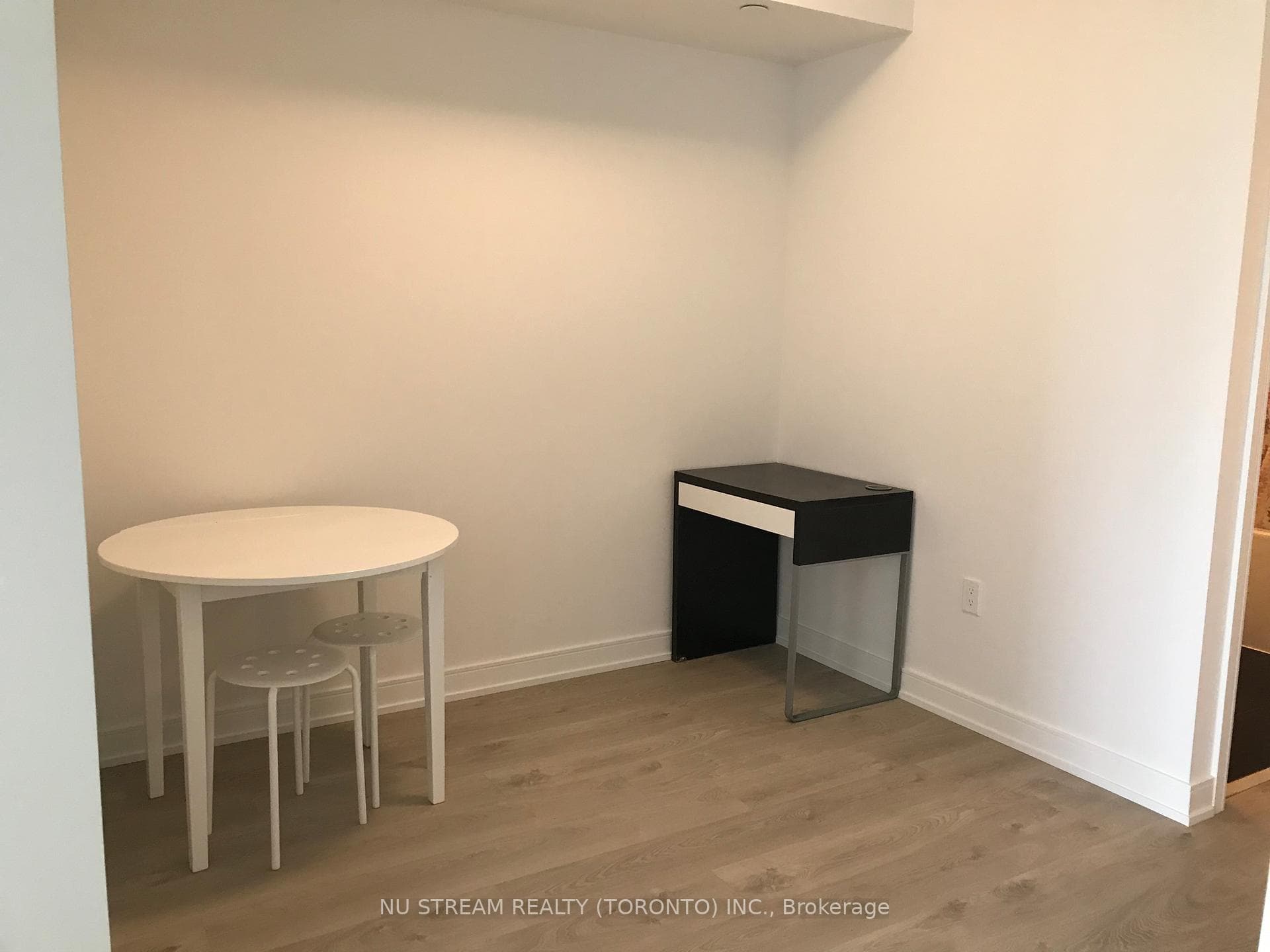 50 wellesley Street Unit 2105 photo 3