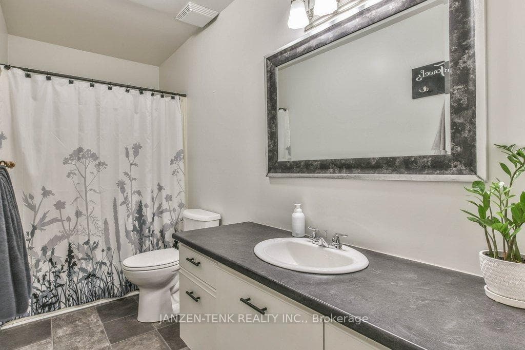 129 Dufferin Street photo 24