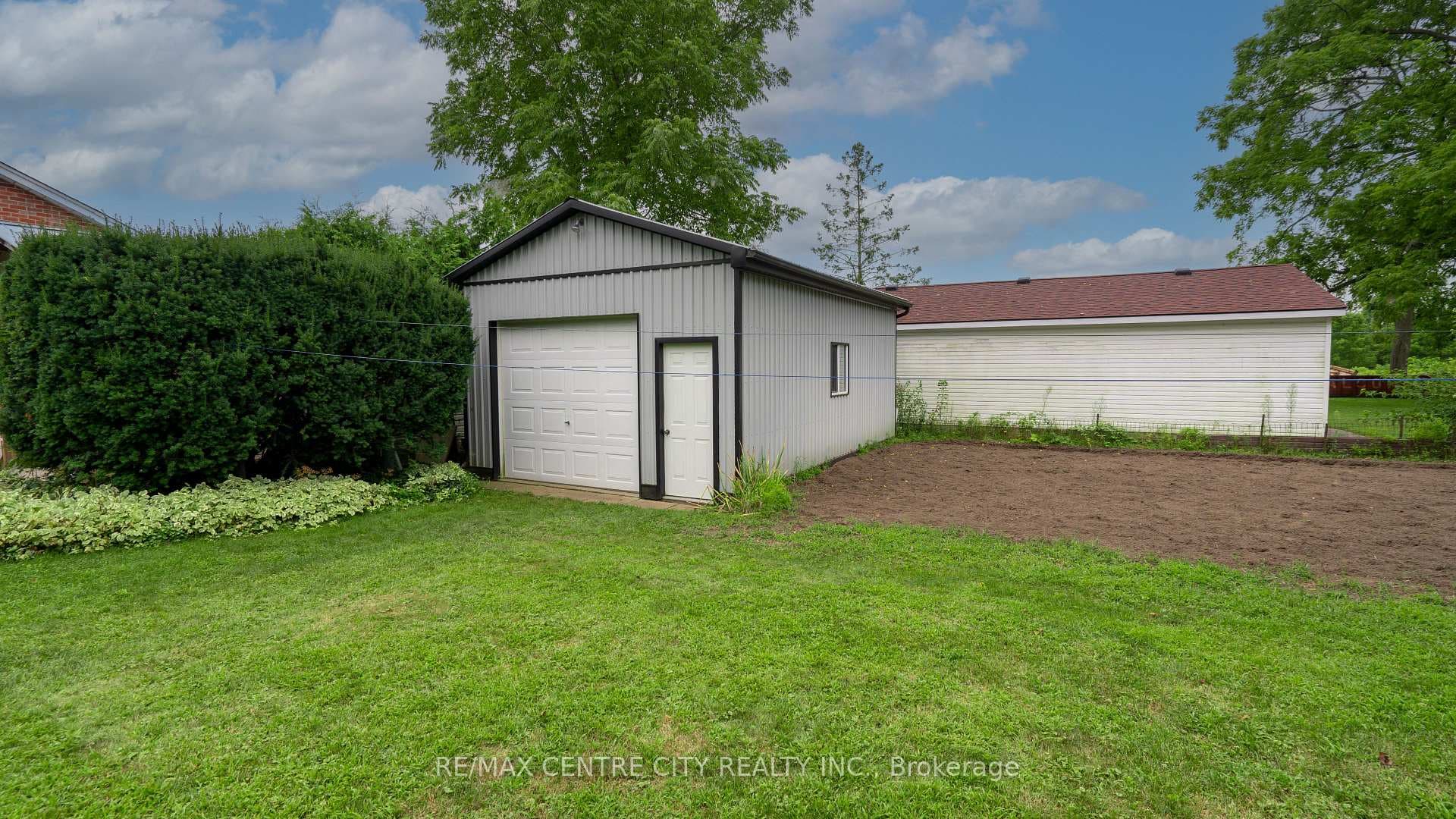 2571 Queen Street photo 8