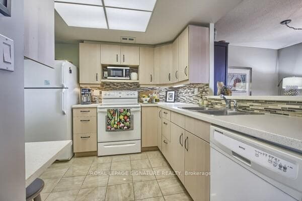 20 Guildwood Parkway Unit 1402 photo 4