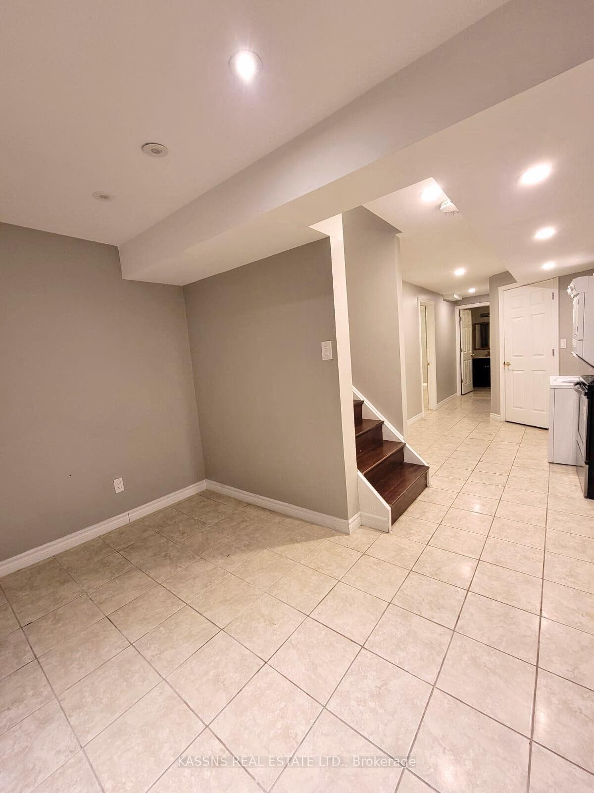 718 Irving Terrace photo 9