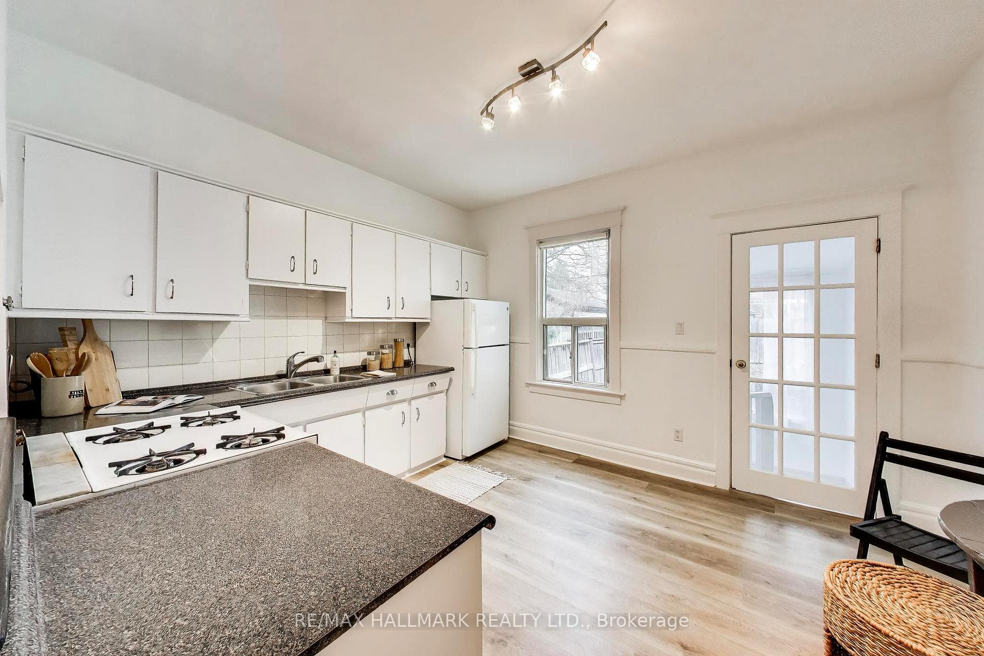 16 Dawson Avenue photo 9