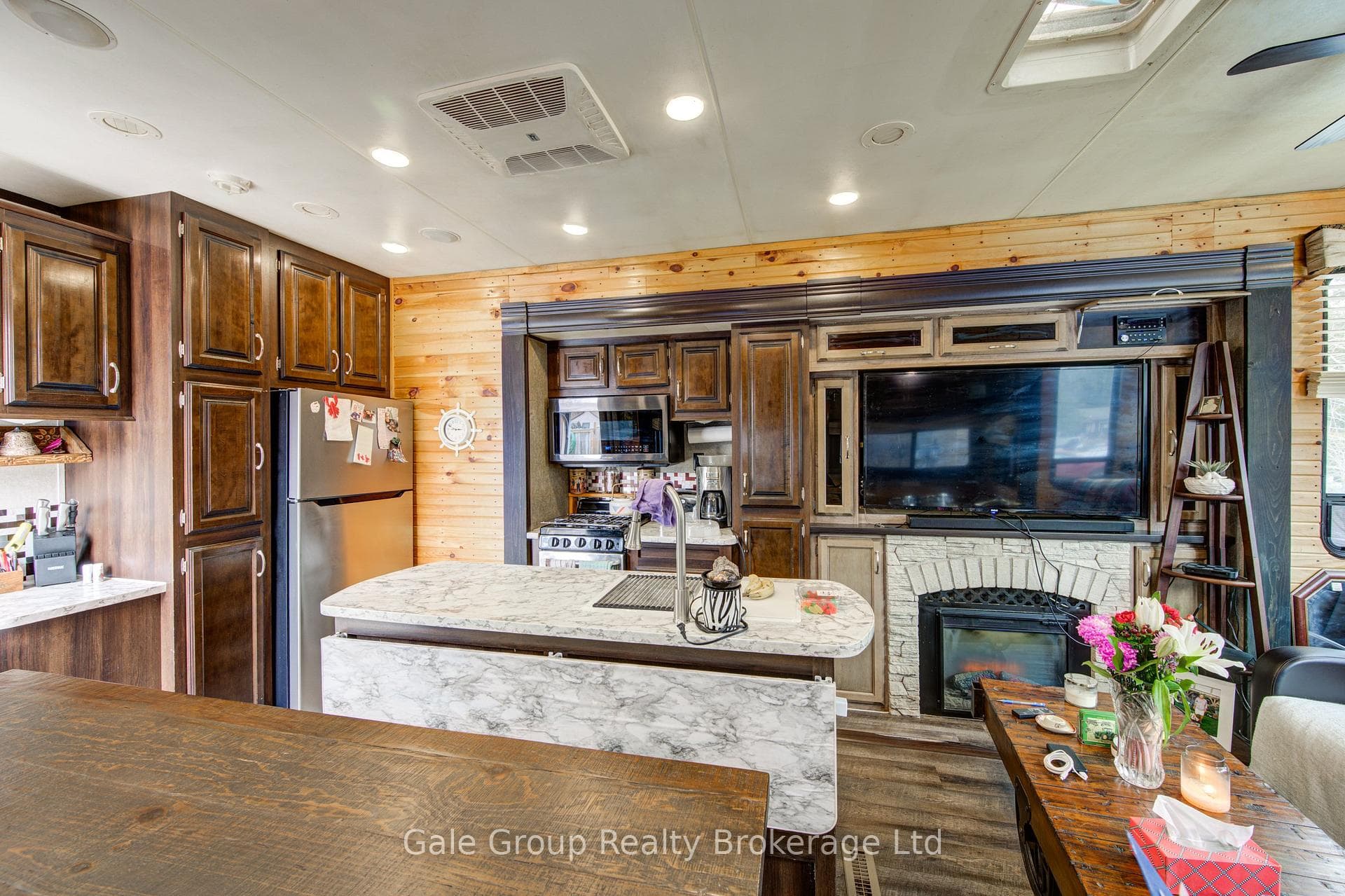 495856 10th Line Unit 92 photo 10