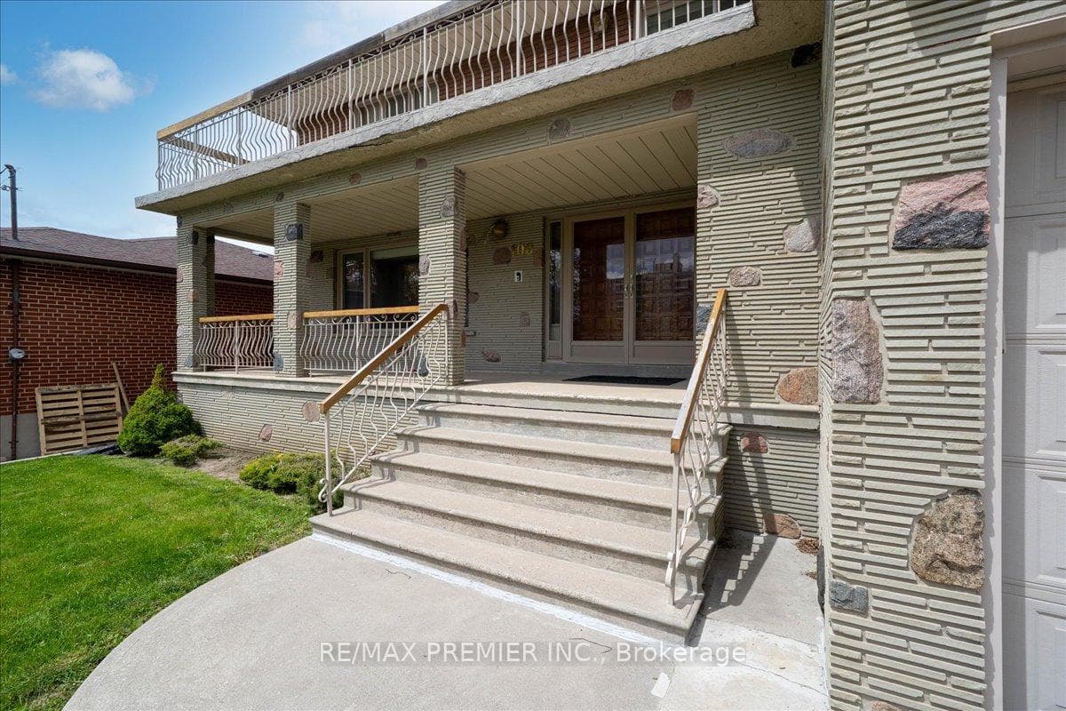 100 Hallsport Crescent photo 3