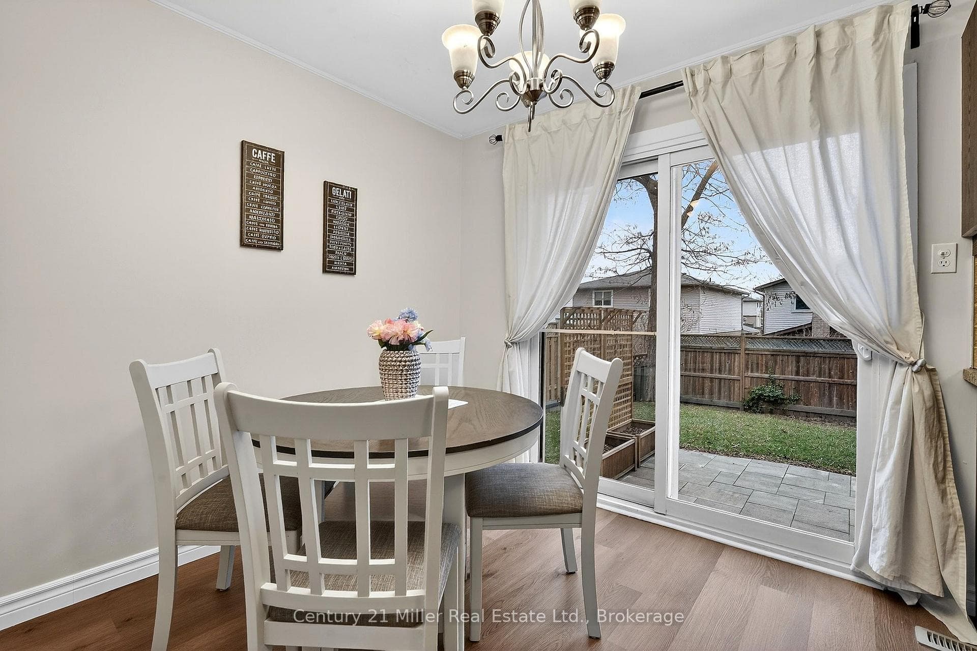 2451 Malcolm Crescent photo 11