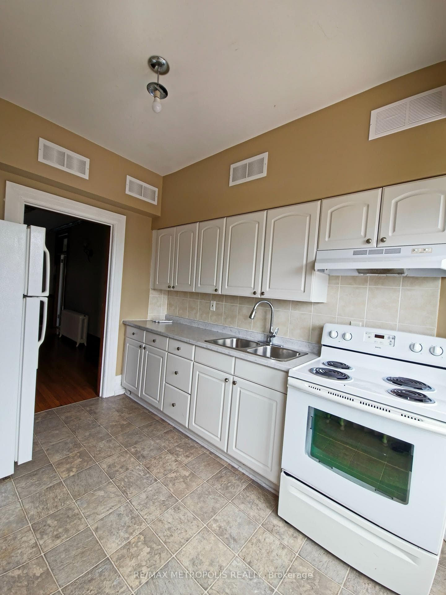 1110 Simcoe Street Unit Upper #2 photo 2
