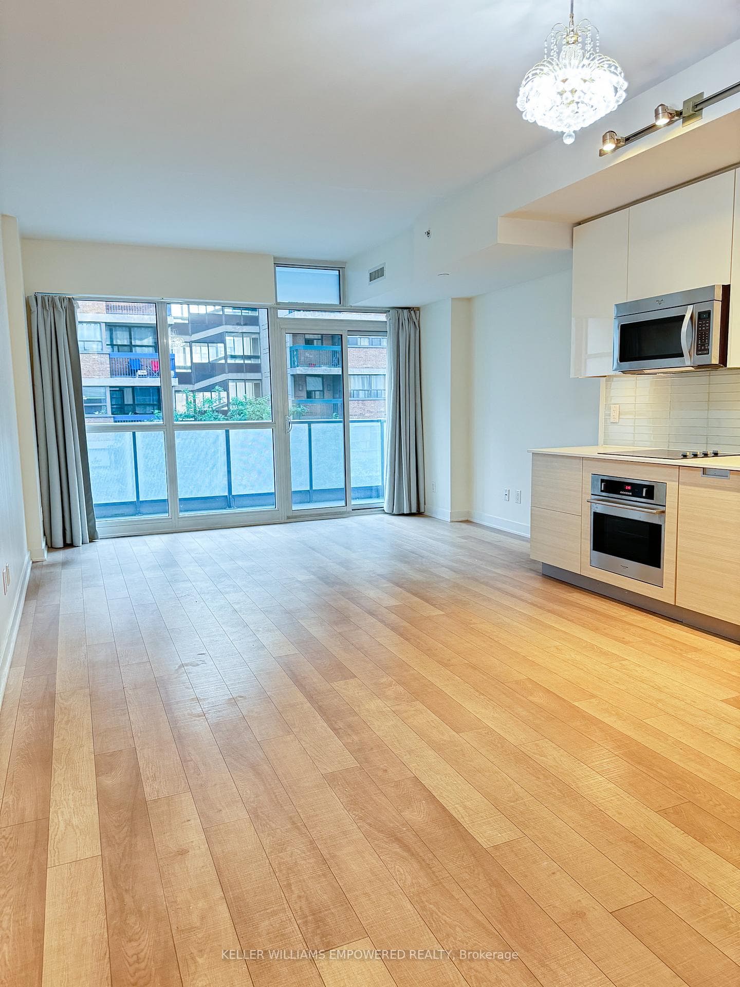 210 Simcoe Street Unit 406 photo 2