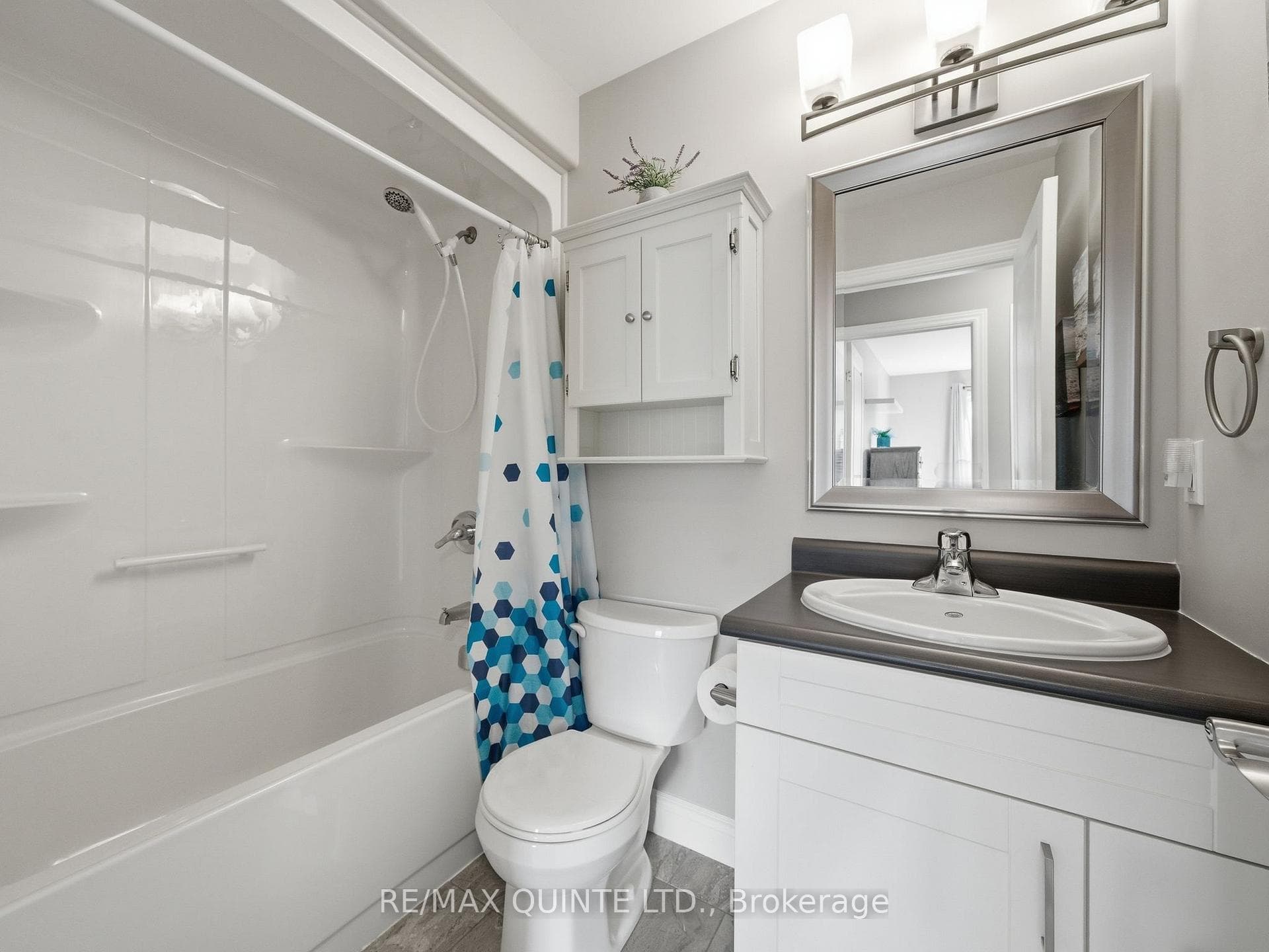 Main 4-piece bathroom.