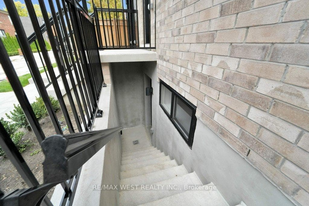 661 Winona Drive Unit D photo 2