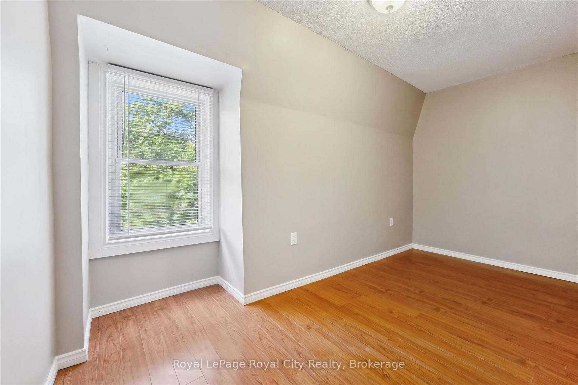 90 Neeve Street photo 26