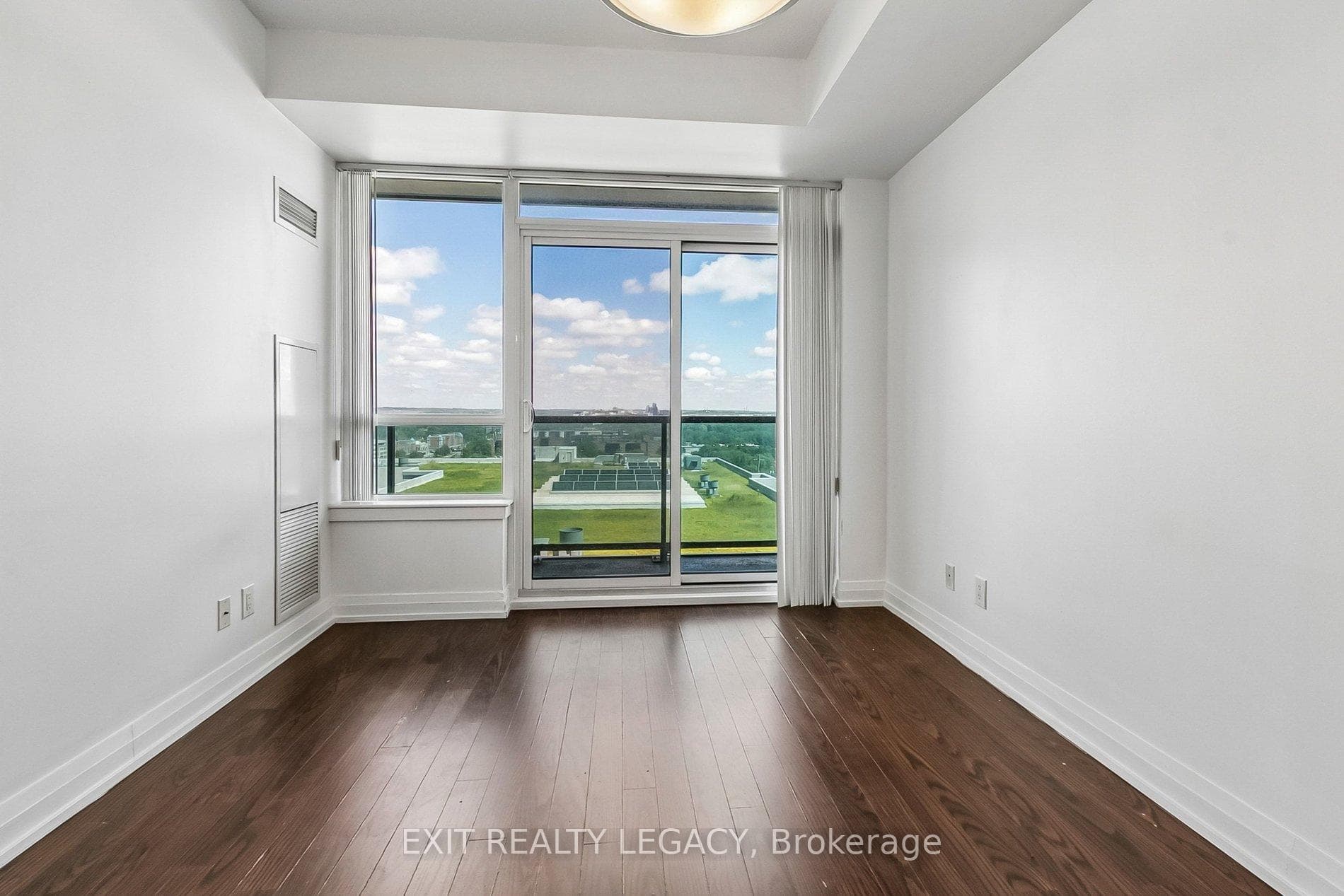 7167 Yonge Street Unit 710 photo 8