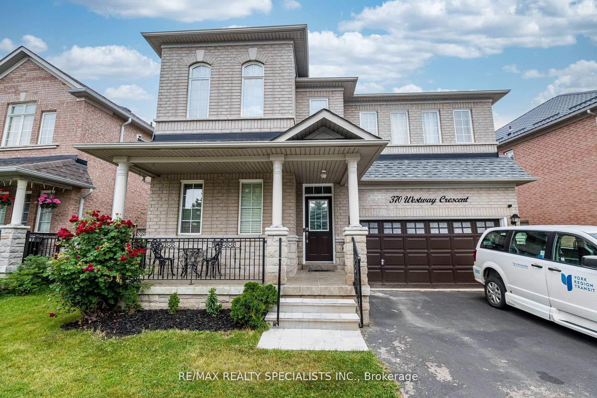 370 Westway Crescent photo 2