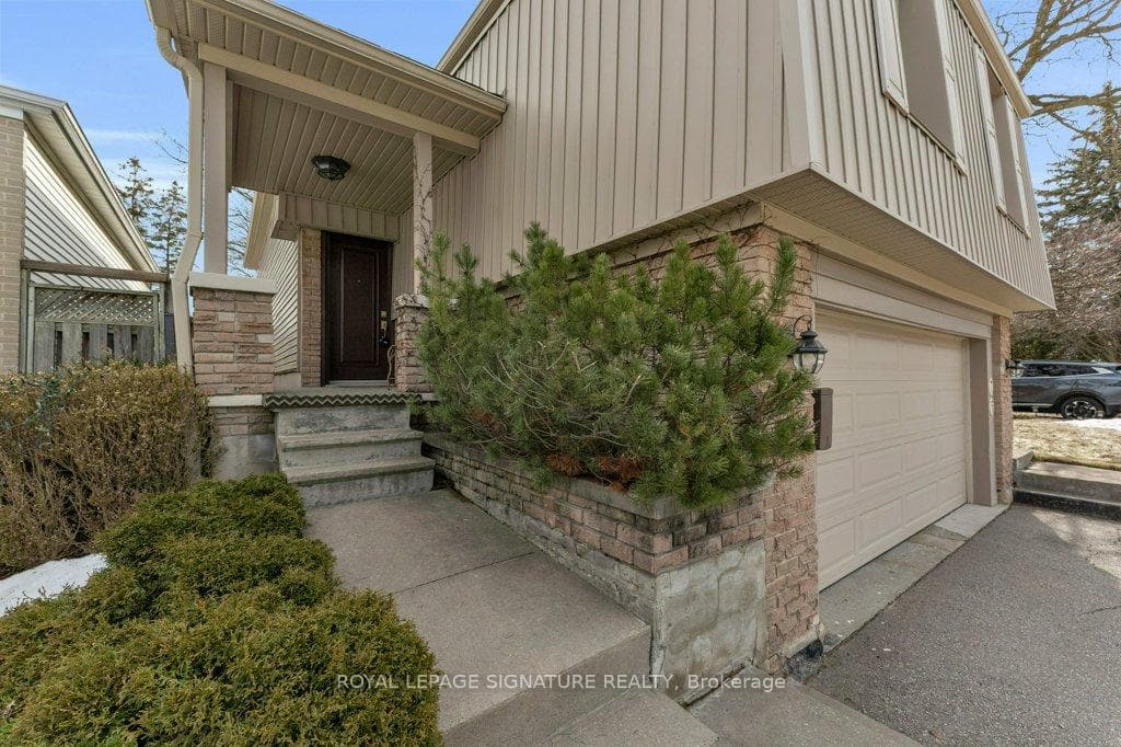 75 Lillooet Crescent photo 3