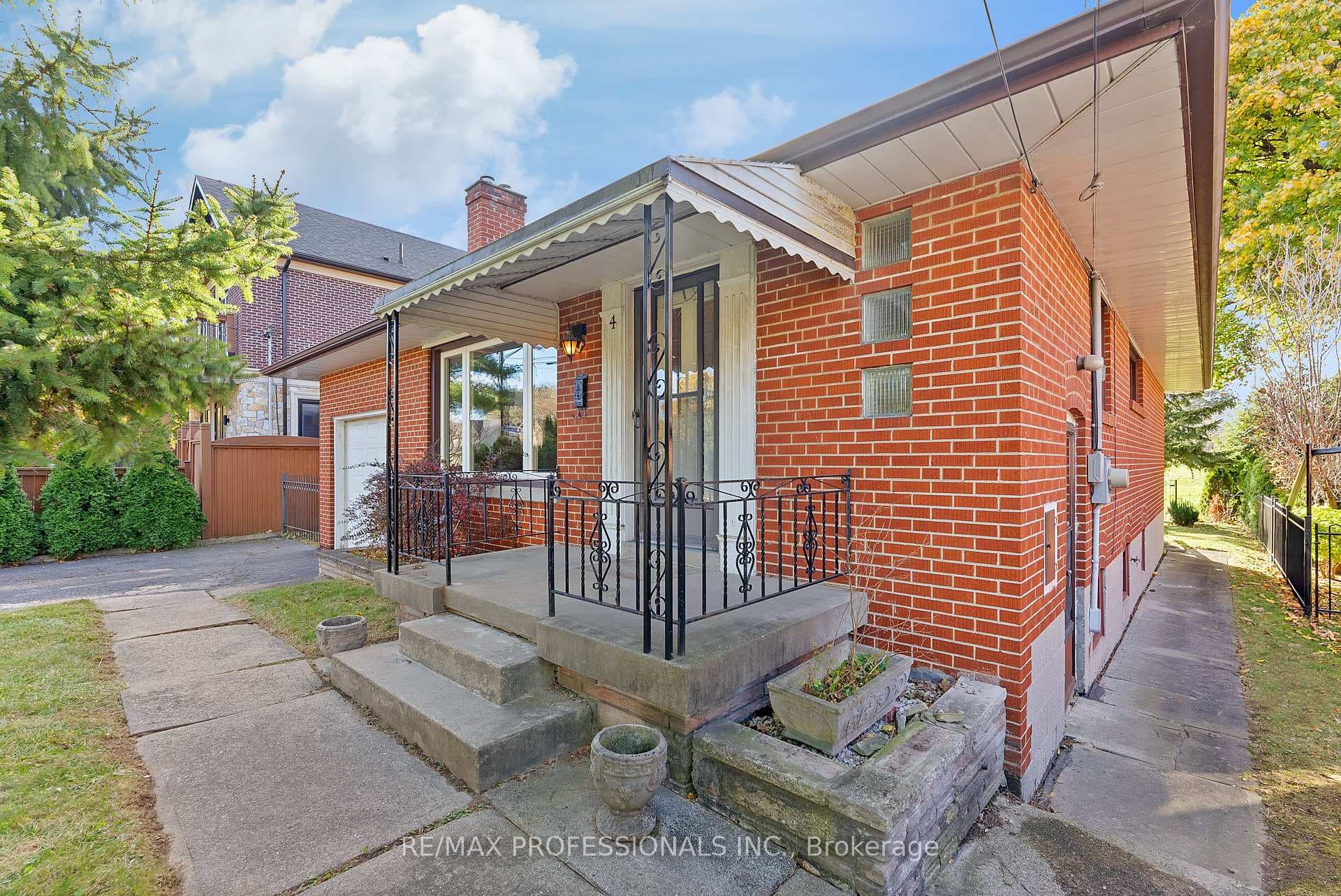 4 Lloyd Manor Road photo 2