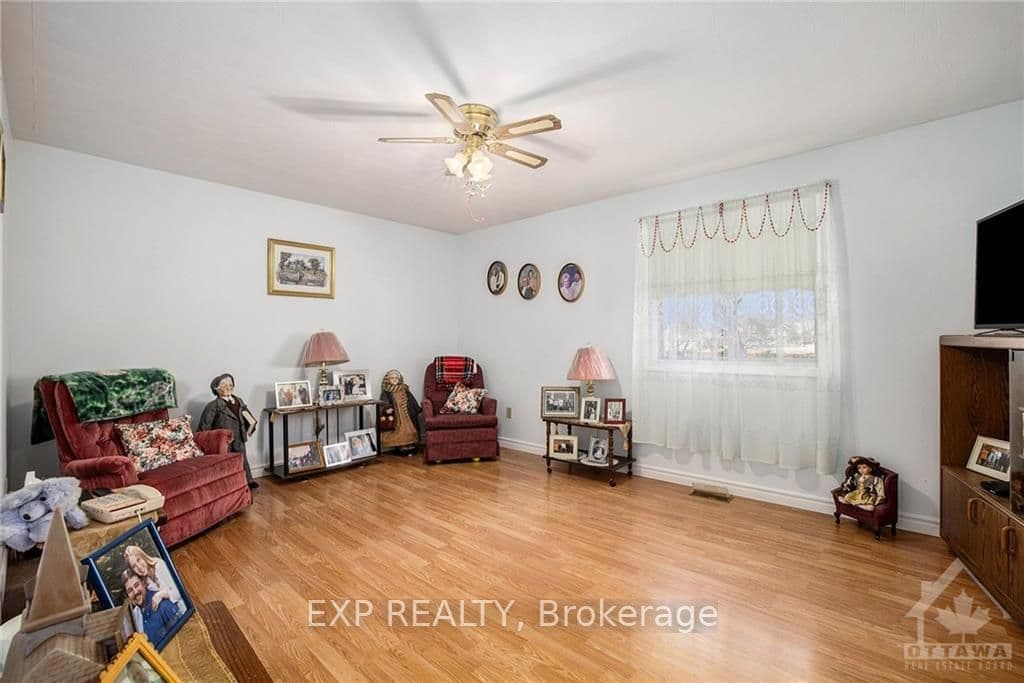 53 KING Street photo 10
