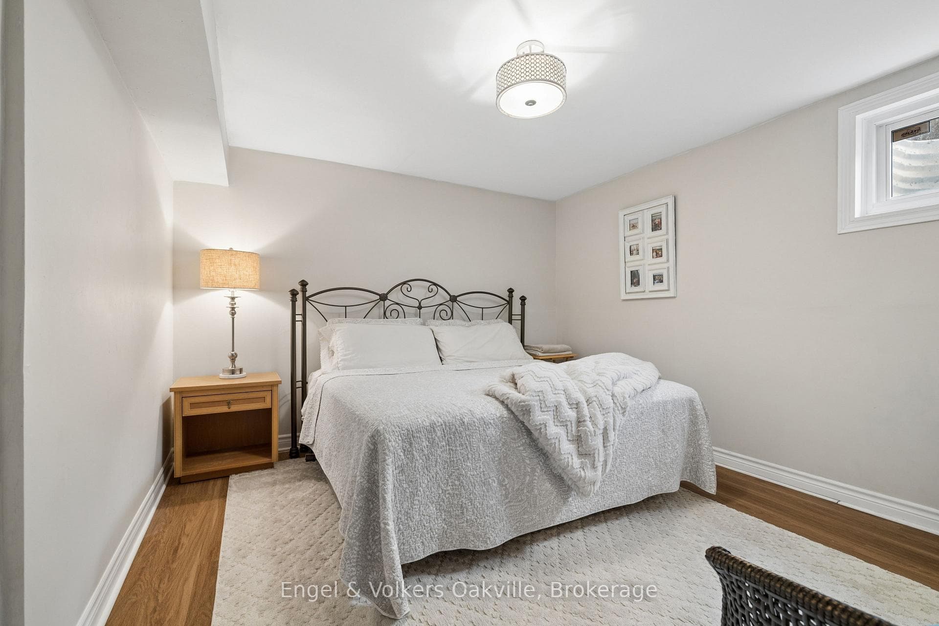 1433 Kathleen Crescent photo 35