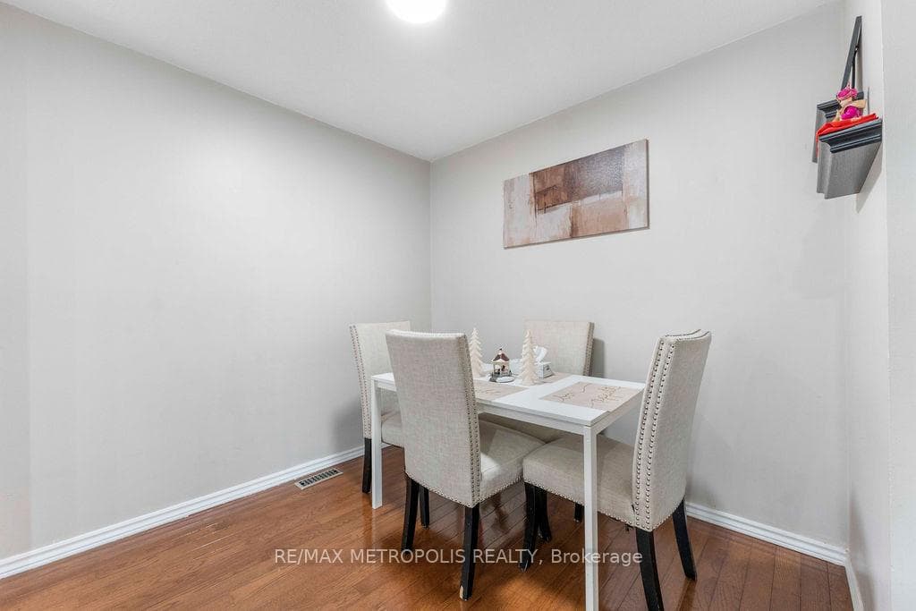 295 Fleetwood Crescent photo 11