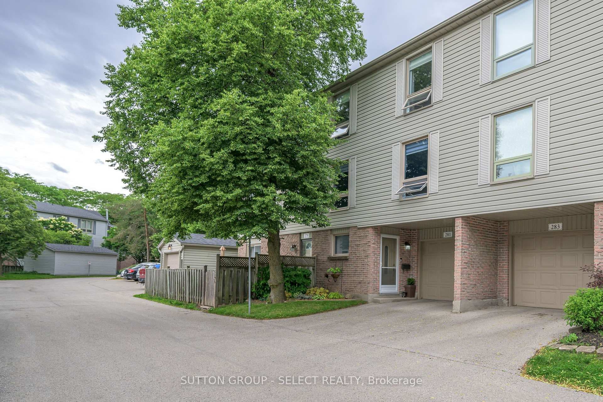 281 Everglade Crescent photo 3