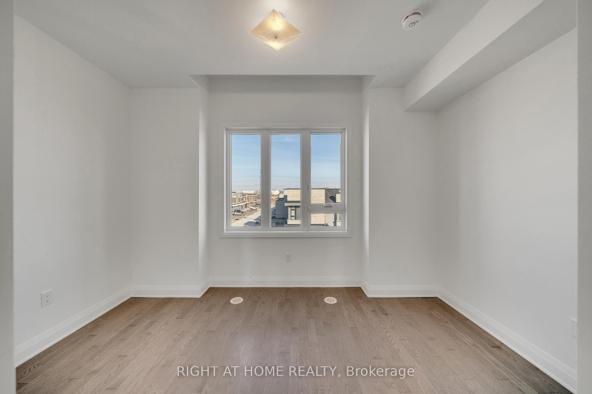 825 Port Darlington Road photo 32
