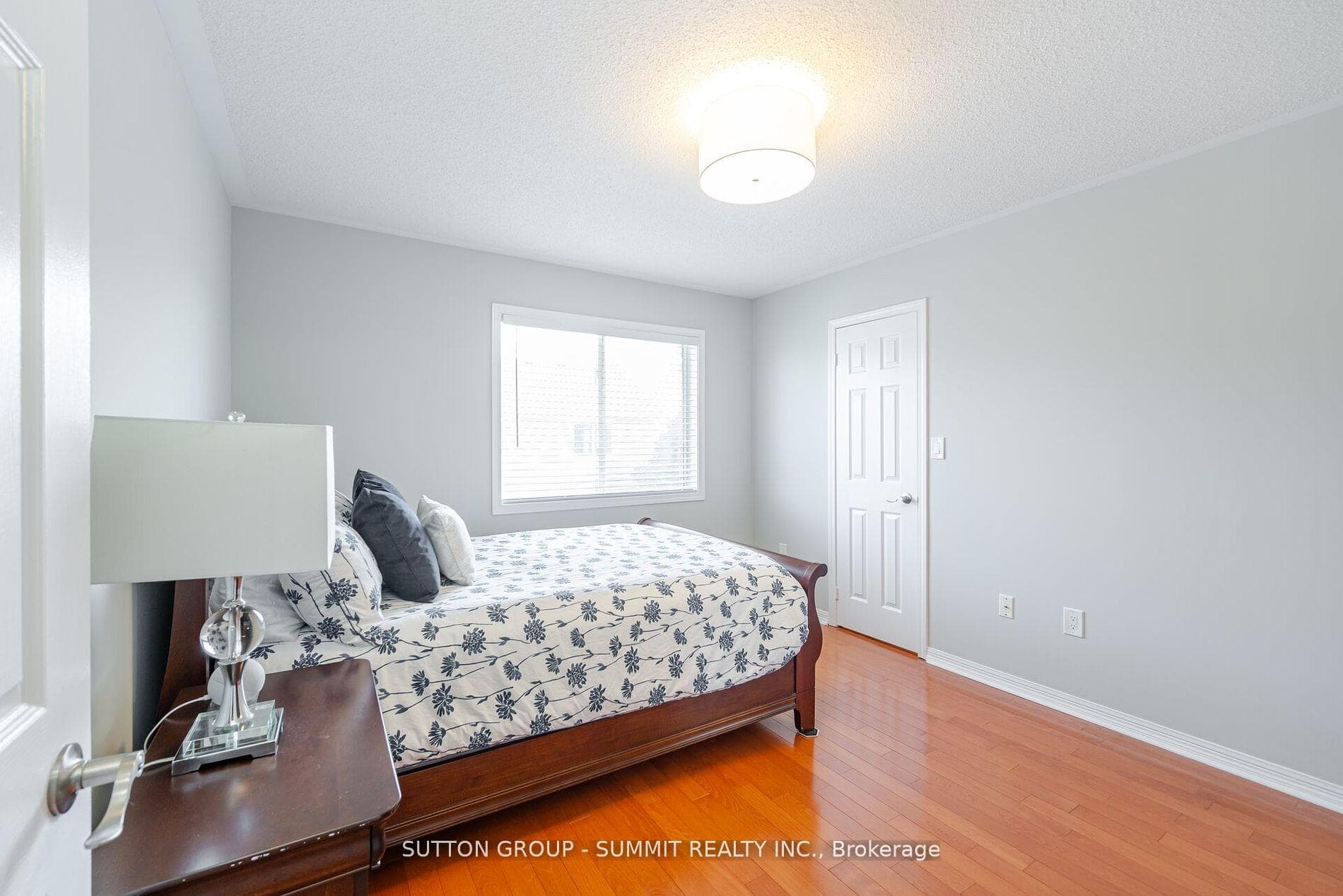498 FARLOW Crescent photo 14