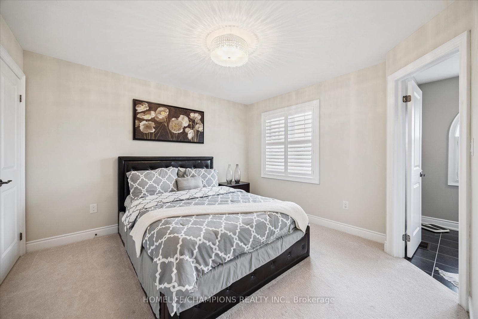 1612 Sandhurst Crescent photo 32