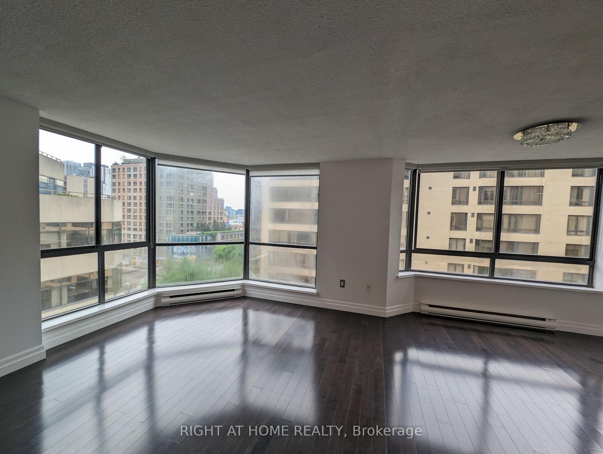 280 Simcoe Street Unit 807 photo 6