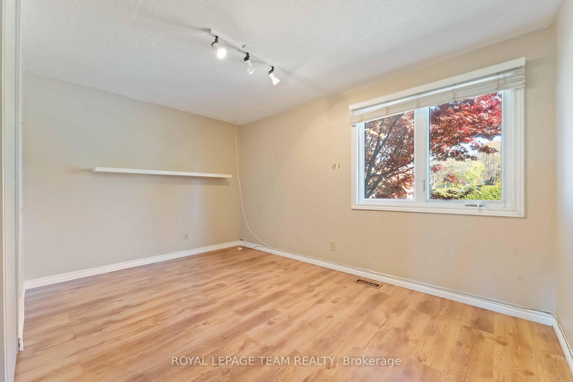 1094 Alenmede Crescent photo 11