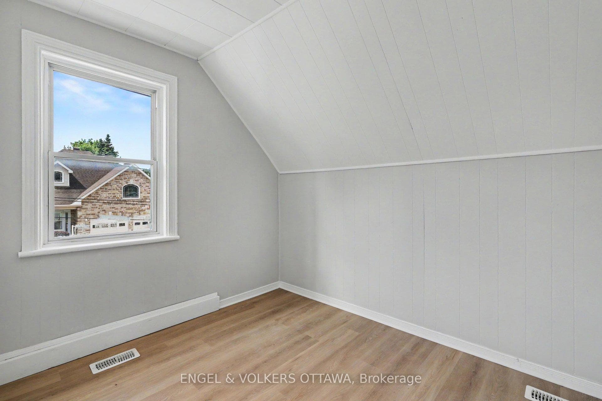 728 Laval Street photo 8