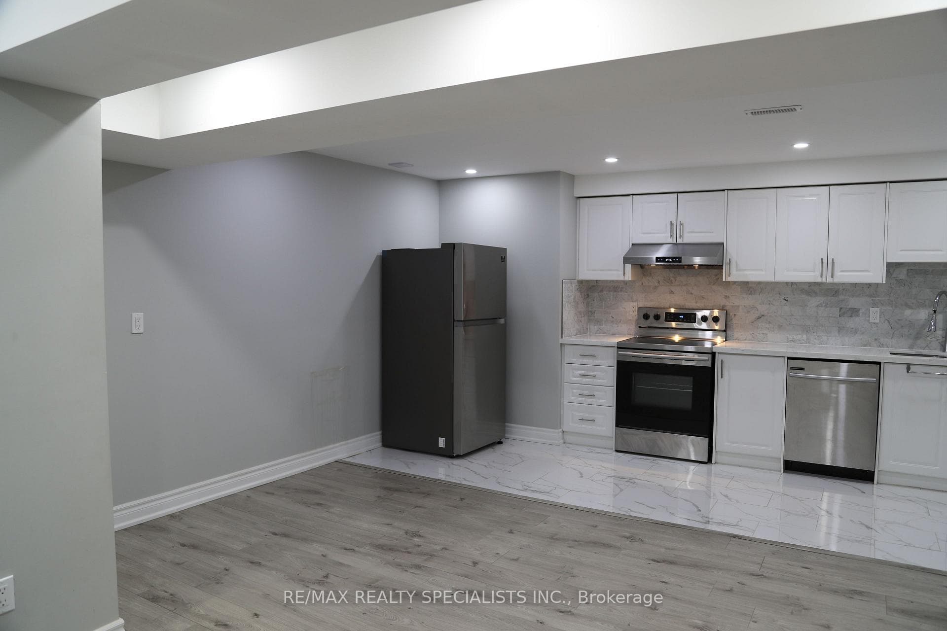 186 POLLY Drive Unit BSMNT photo 3