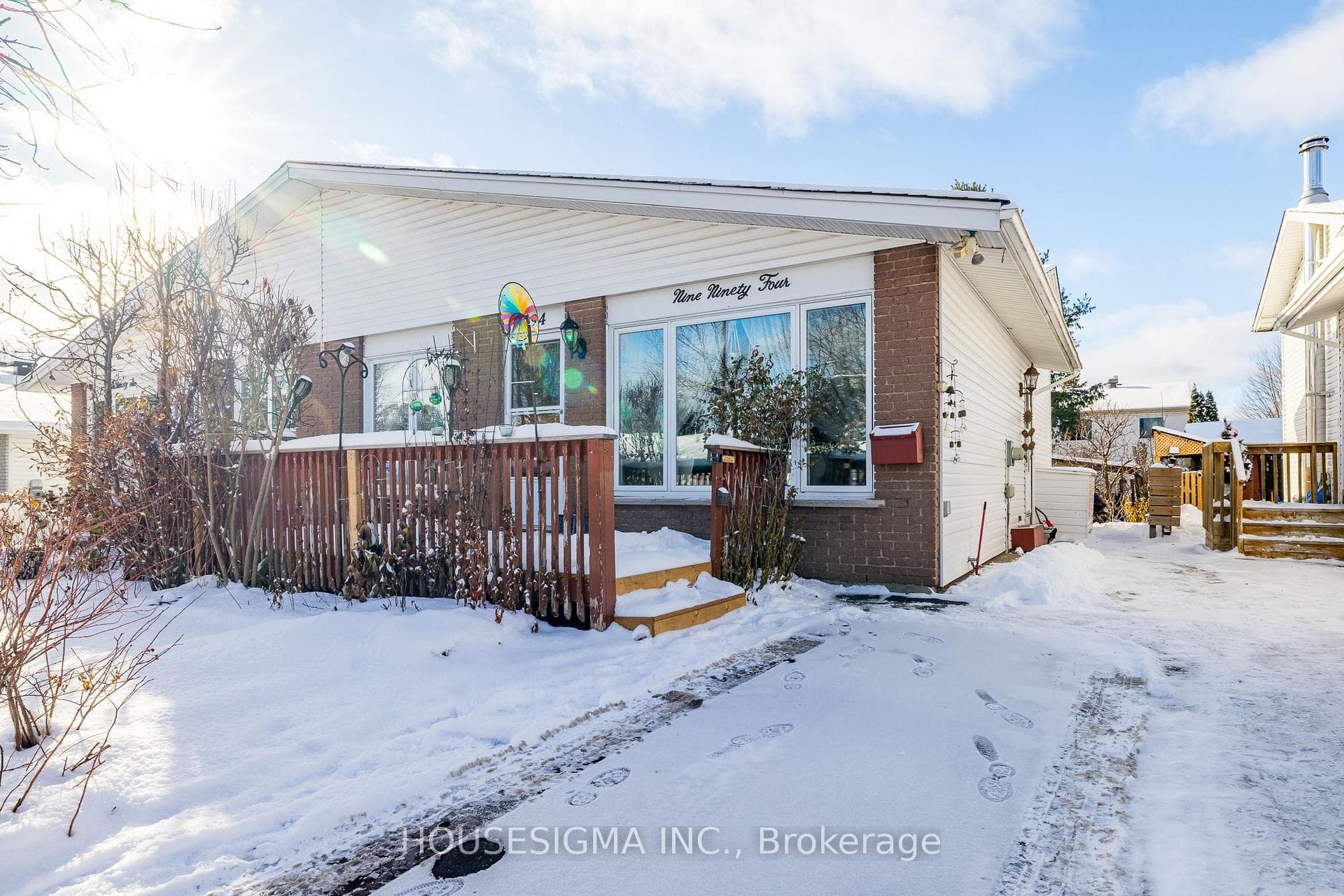 994 Charlton Drive photo 2