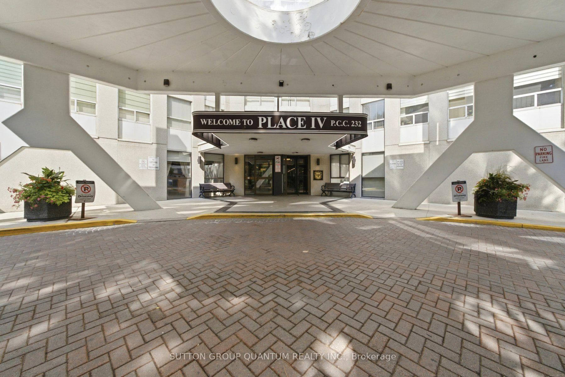 3650 Kaneff Crescent Unit 304 photo 4