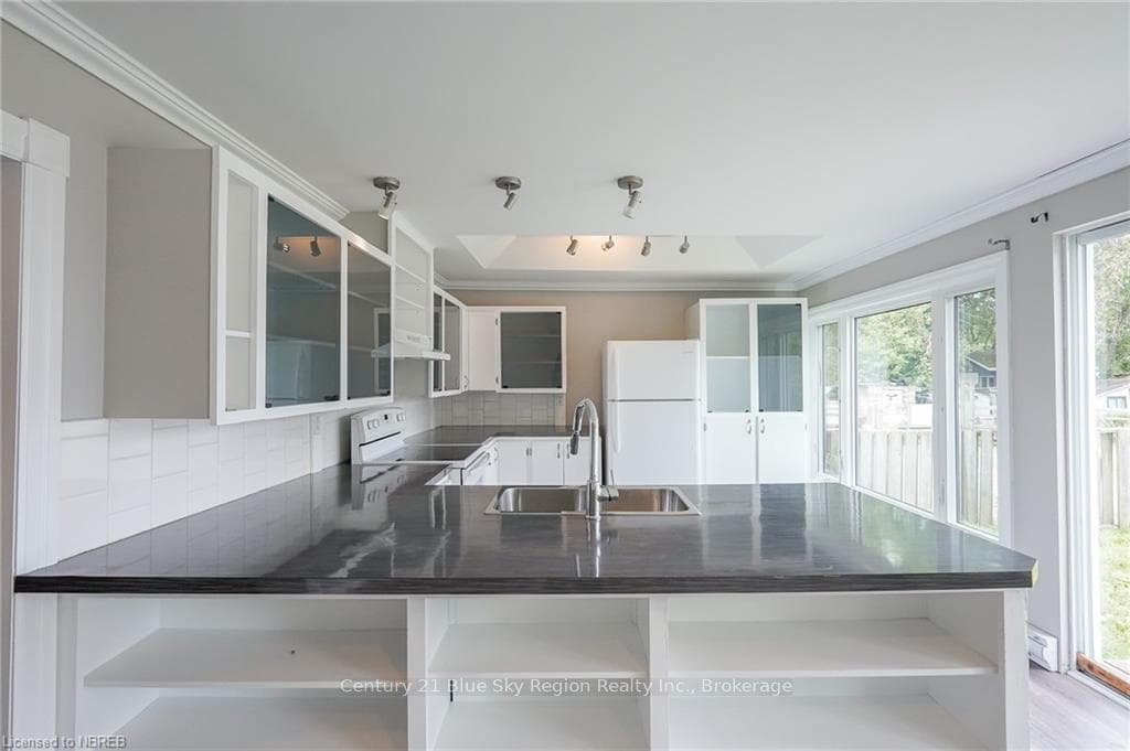 523 MCINTYRE Street photo 4