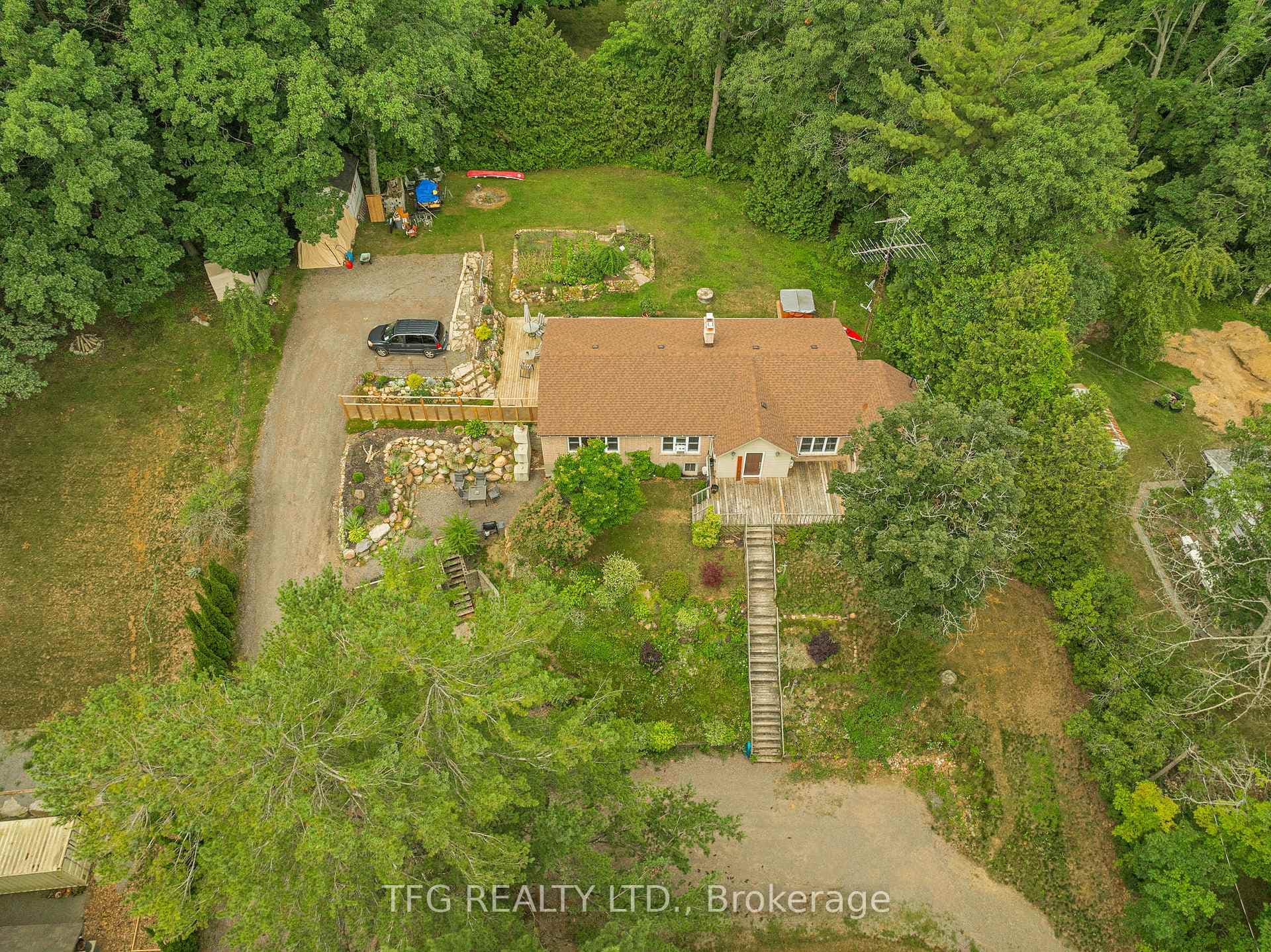 5196 Valleyview Crescent photo 1