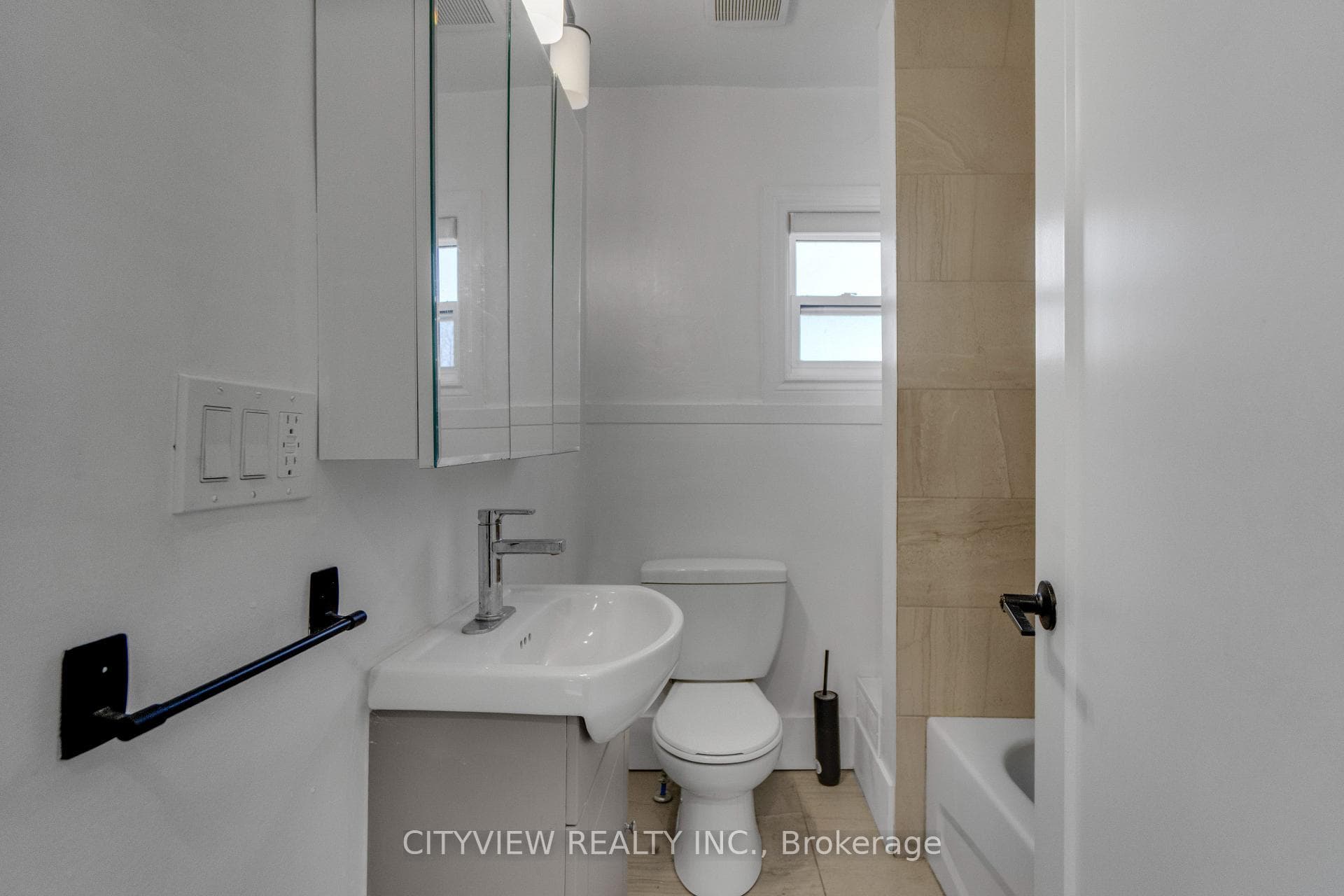382 Beach Road photo 29