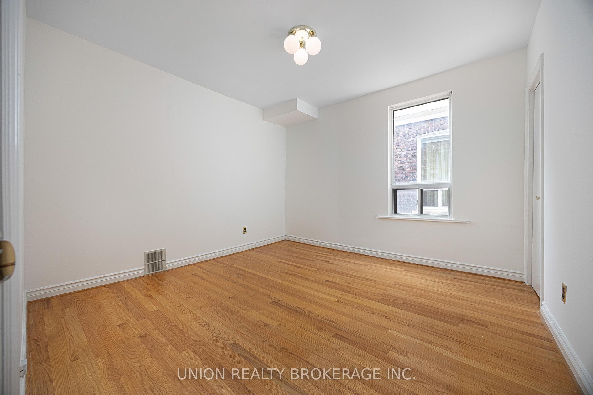 627 Bathurst Street photo 27