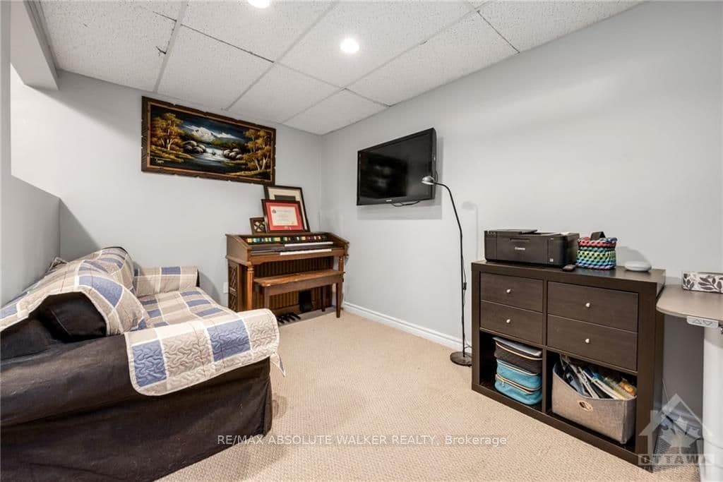 956 COOKSHIRE Crescent photo 17