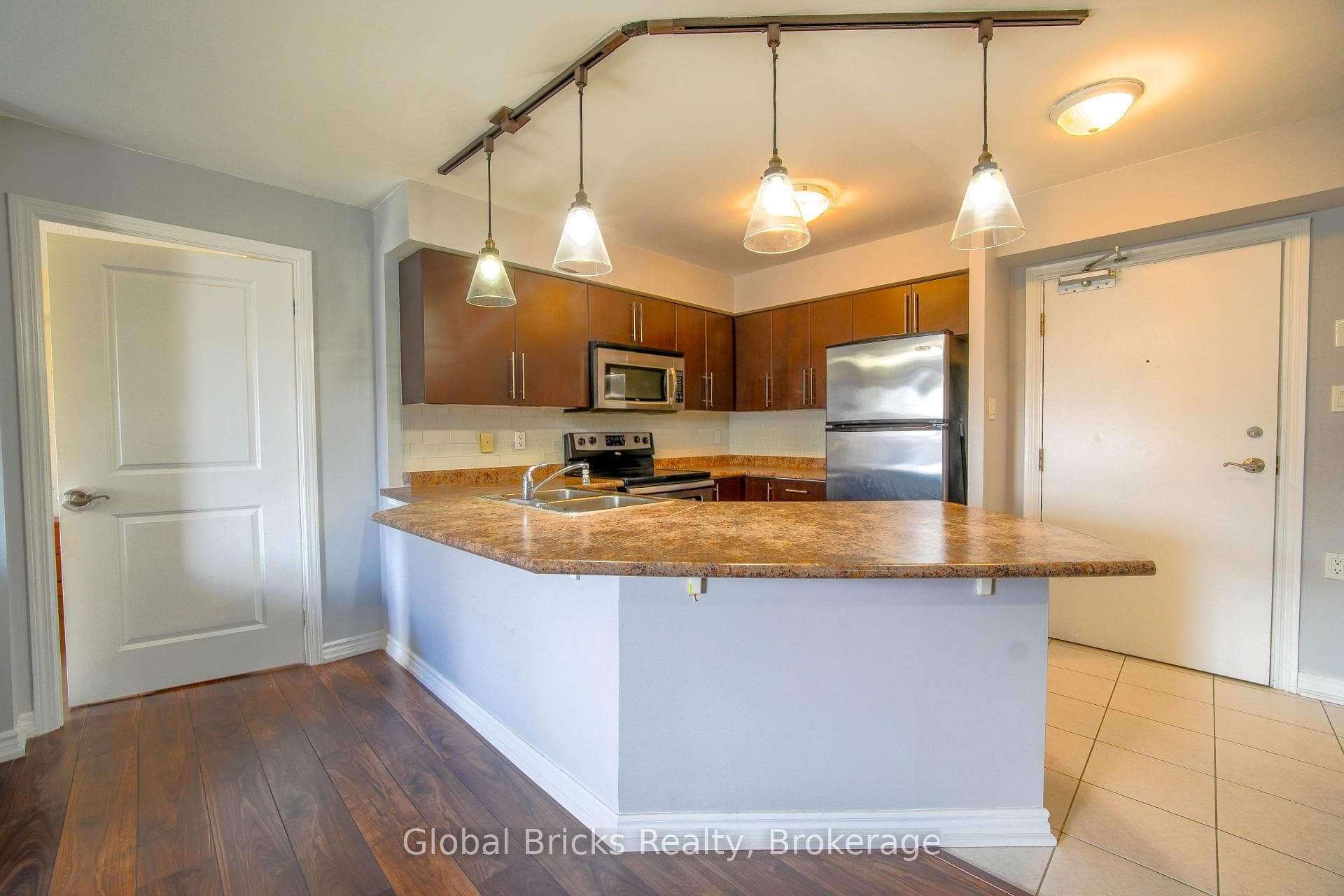 872 Sheppard Avenue photo 10