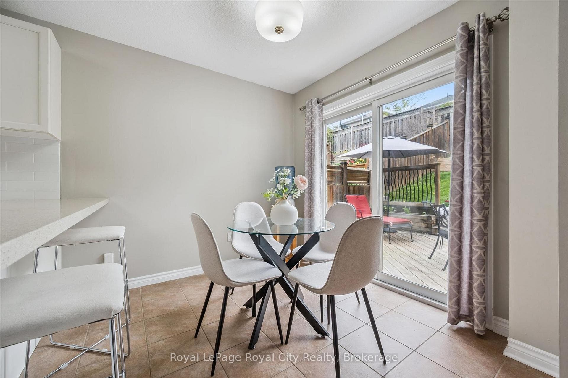 144 Kemp Crescent photo 11