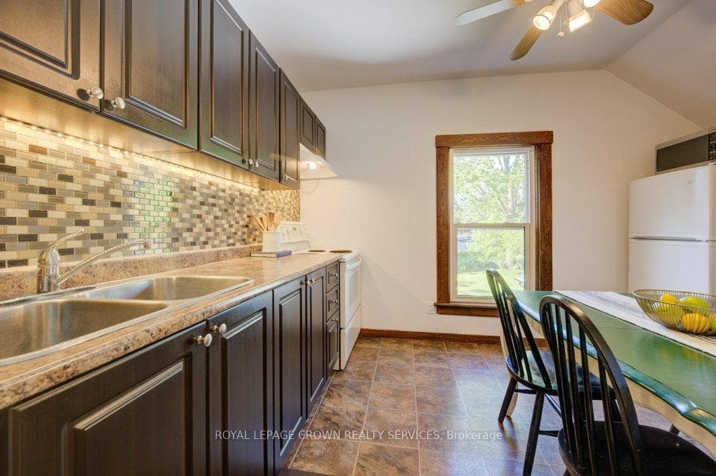 second floor eat-in kitchen
