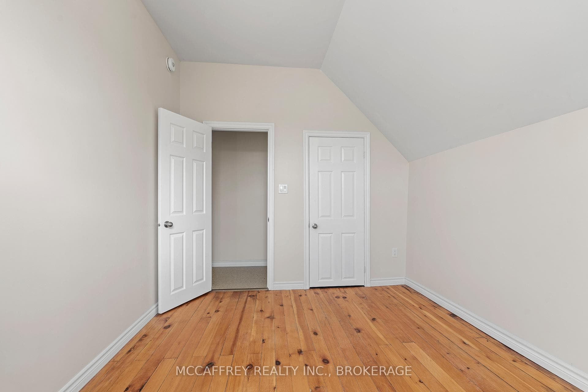19 KINGSTON Street photo 24