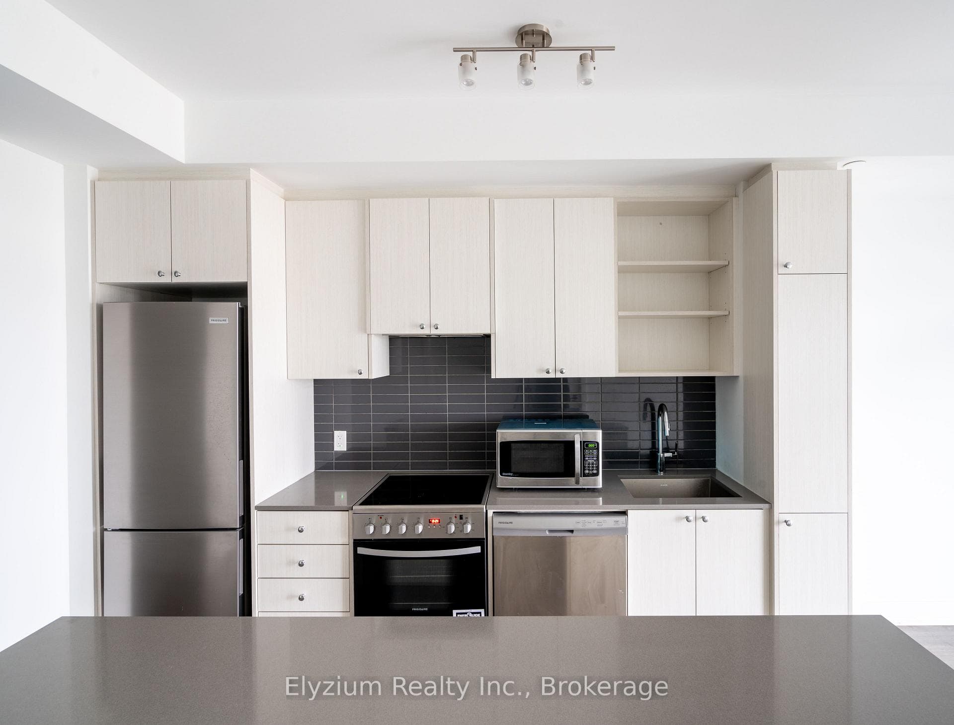 50 George Butchart Drive Unit 820 photo 4