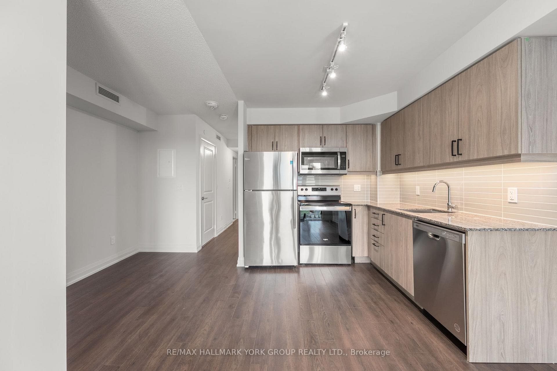 20 Meadowglen Place Unit 903 photo 9