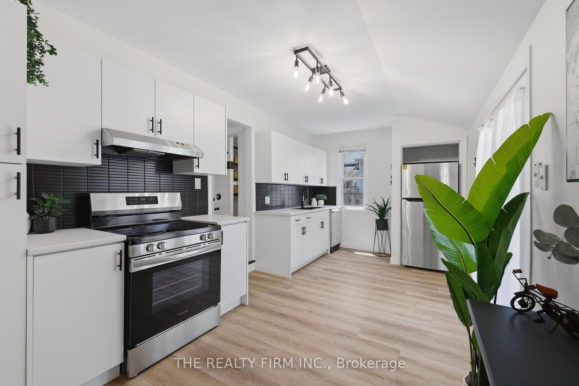 1068 Margaret Street photo 14