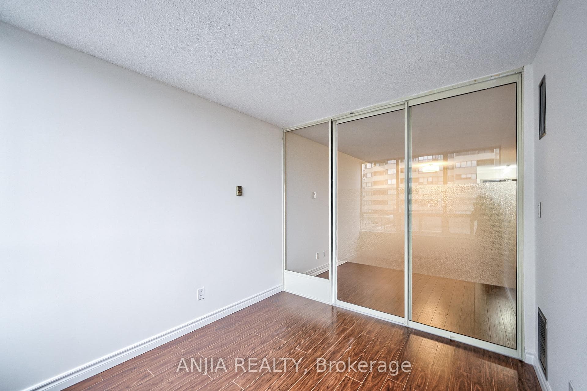 30 Greenfield Avenue Unit 305 photo 22