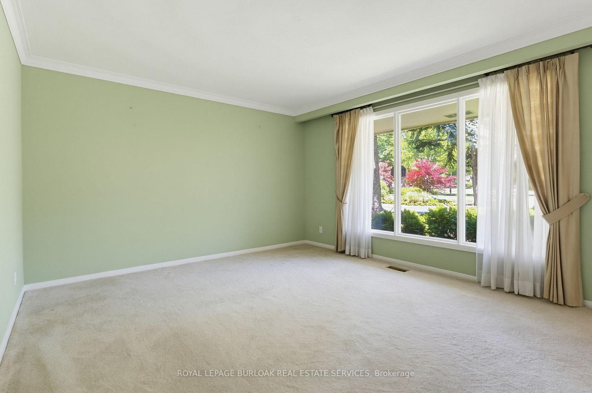 304 Oakwood Court photo 16