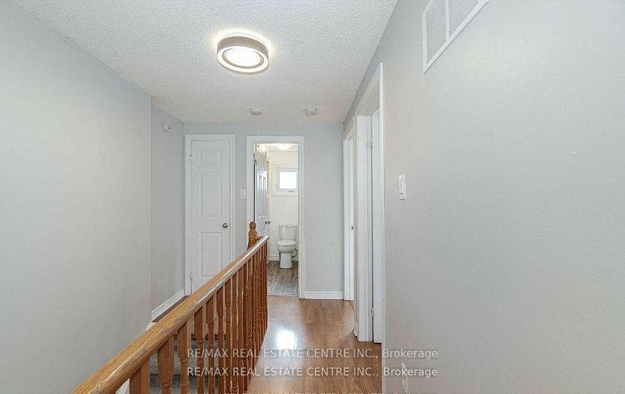 2046 Glenada Crescent photo 19