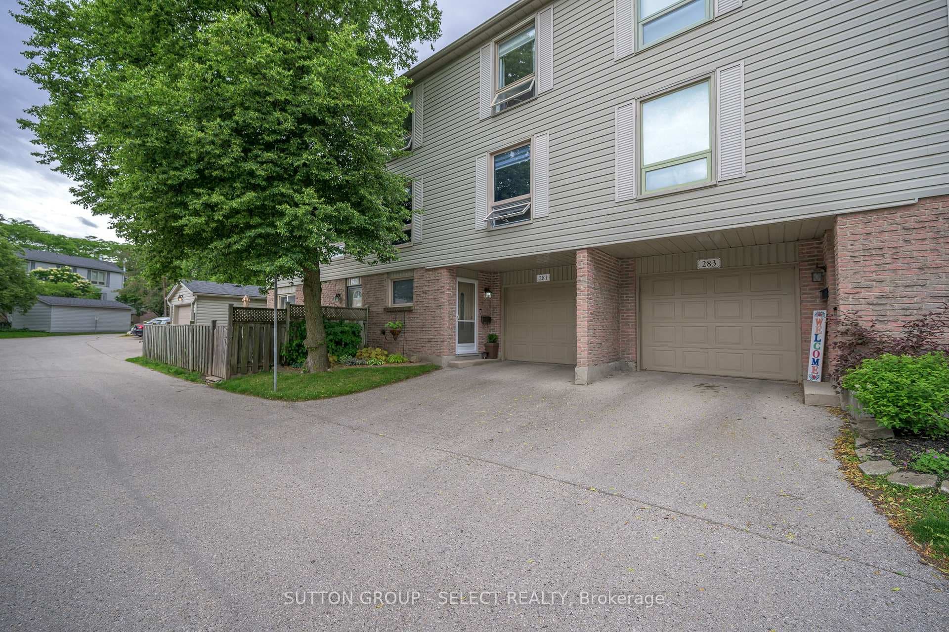 281 Everglade Crescent photo 2