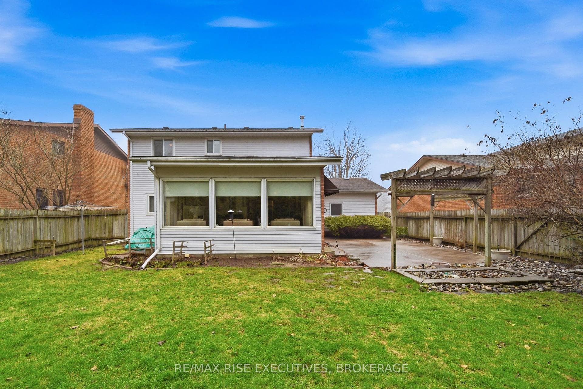 127 Nicholson Crescent photo 38