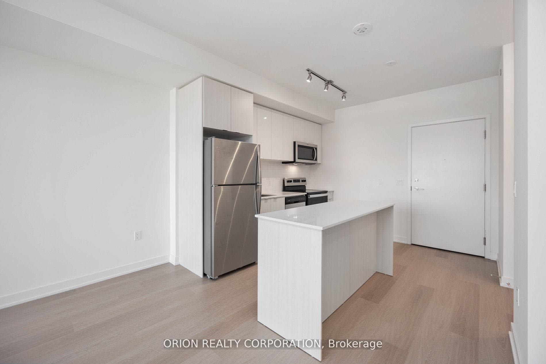 859 The Queensway N/A Unit 320 photo 2