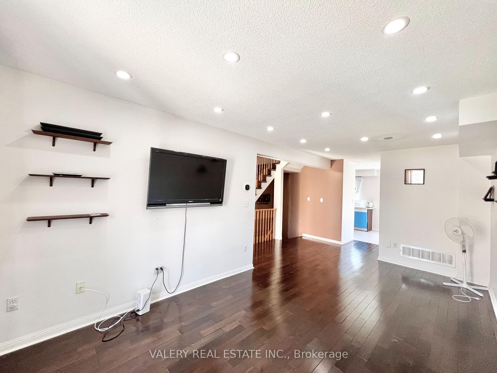 80 Acorn Pl Place Unit 61 photo 1